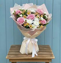 Букет цветов из:  Гвоздики, Орхидеи и Розы в Челябинске