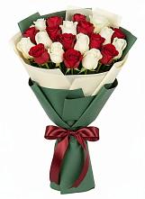 Букет Микс из красных и белых роз в Челябинске