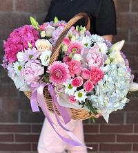 Цветочная композиция из Розы, Хризантемы, Пионы и Лизиантусы в корзине в Челябинске