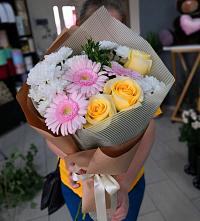 Букет цветов из:  Герберы, Розы и Хризантемы в Челябинске
