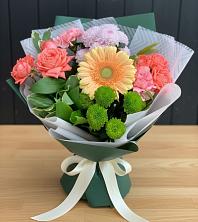 Букет цветов из:  Гвоздики, Розы, Герберы и Хризантемы в Челябинске