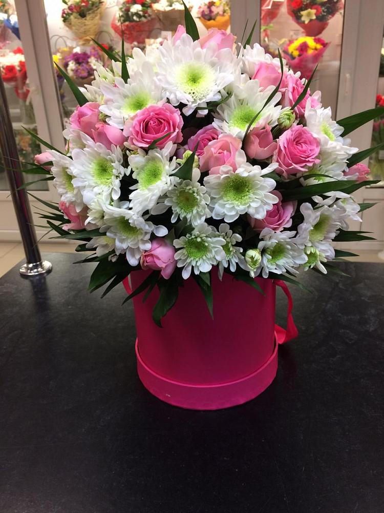 Цветочная композиция из Розы и Хризантемы в шляпной коробке в Челябинске