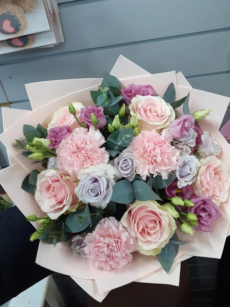 Букет цветов из: Розы, Гвоздики и Лизиантусы в Челябинске